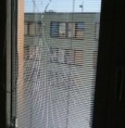 Při vysokých teplotách může sklo v okně nečekaně prasknout. Jak tomu předejít?